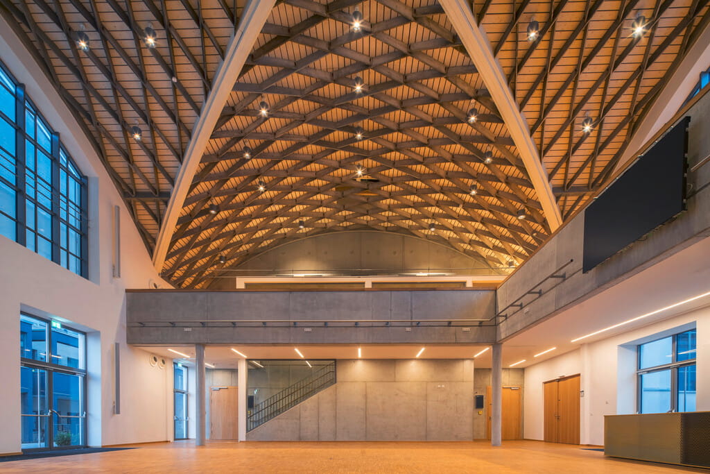 Foto des ausgeleuchteten Saals vom Marinaforum