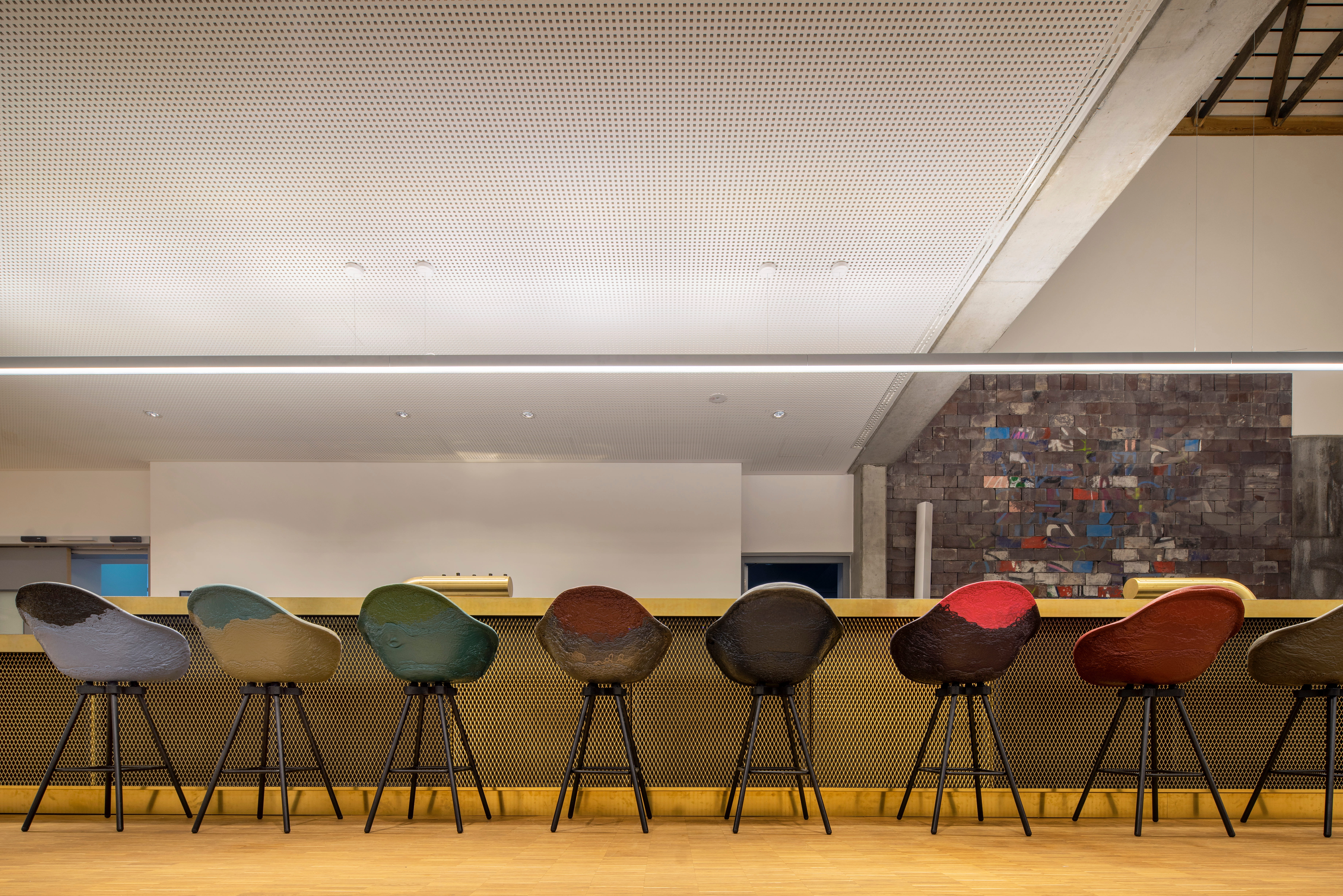 Foto der Bar des Marinaforums, ausgeleuchtet von einer maßgeschneiderten langen Leuchte